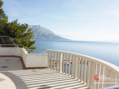  Vila s apartmanima na Omiškoj rivijeri 
